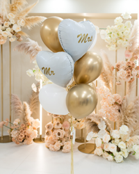 تفاصيل طاولة زفاف أنيقة بدعوة وردية وذهبية