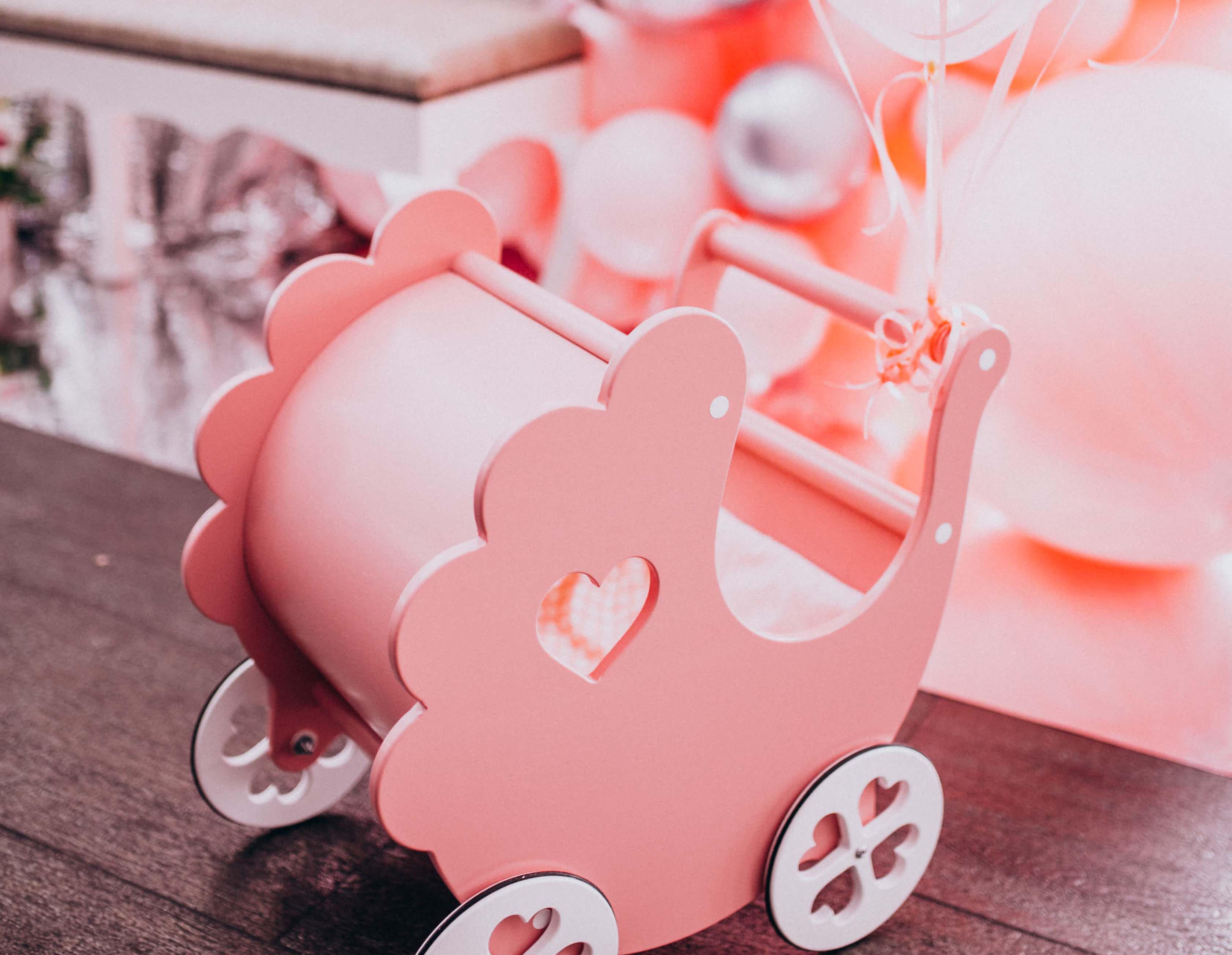 زينة بيبي شاور بألوان باستيل هادئة مثل الوردي الفاتح أو الأزرق السماوي، مع بالونات ناعمة وديكورات طفولية رقيقة تضفي أجواء دافئة وحنونة