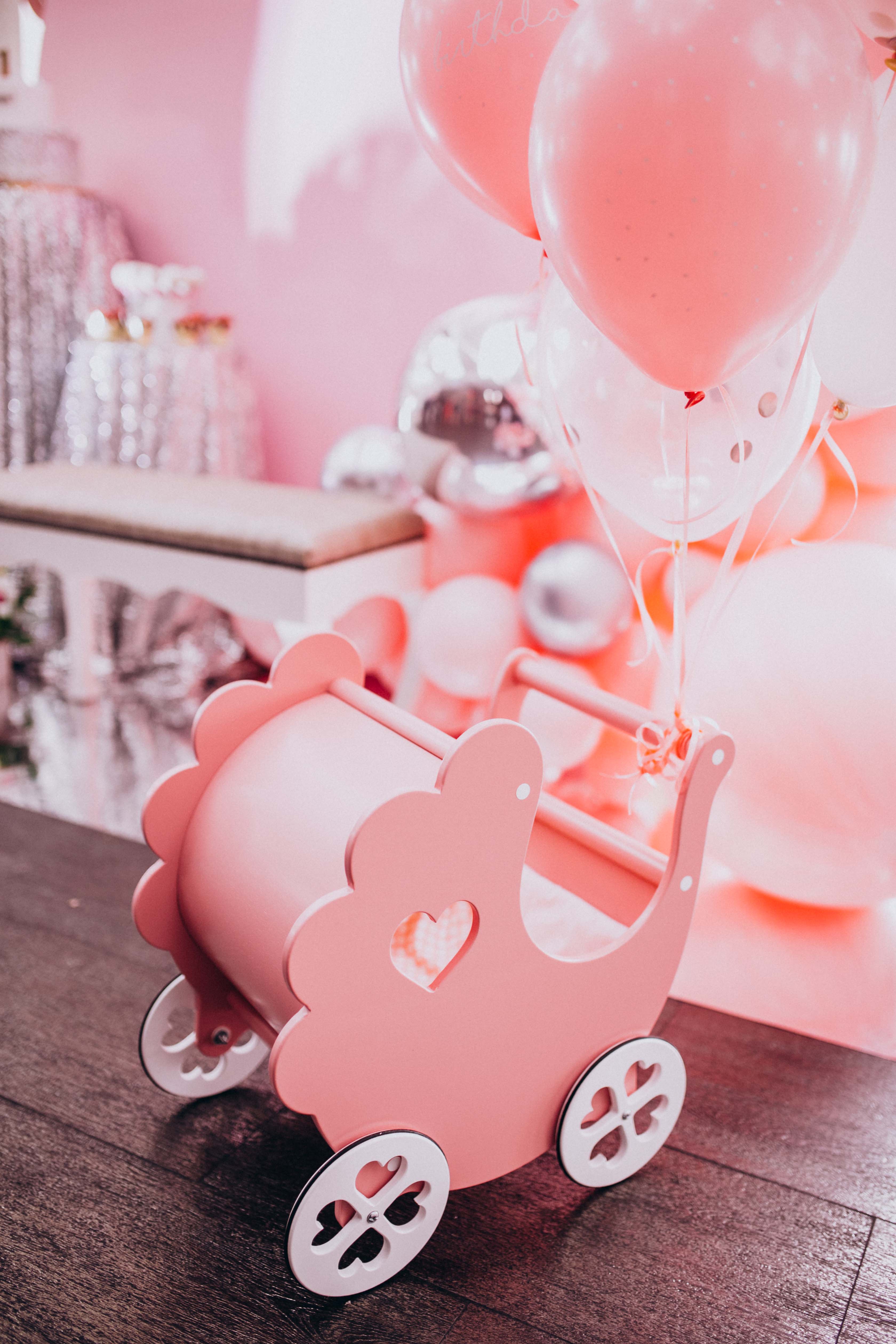 زينة بيبي شاور بألوان باستيل هادئة مثل الوردي الفاتح أو الأزرق السماوي، مع بالونات ناعمة وديكورات طفولية رقيقة تضفي أجواء دافئة وحنونة