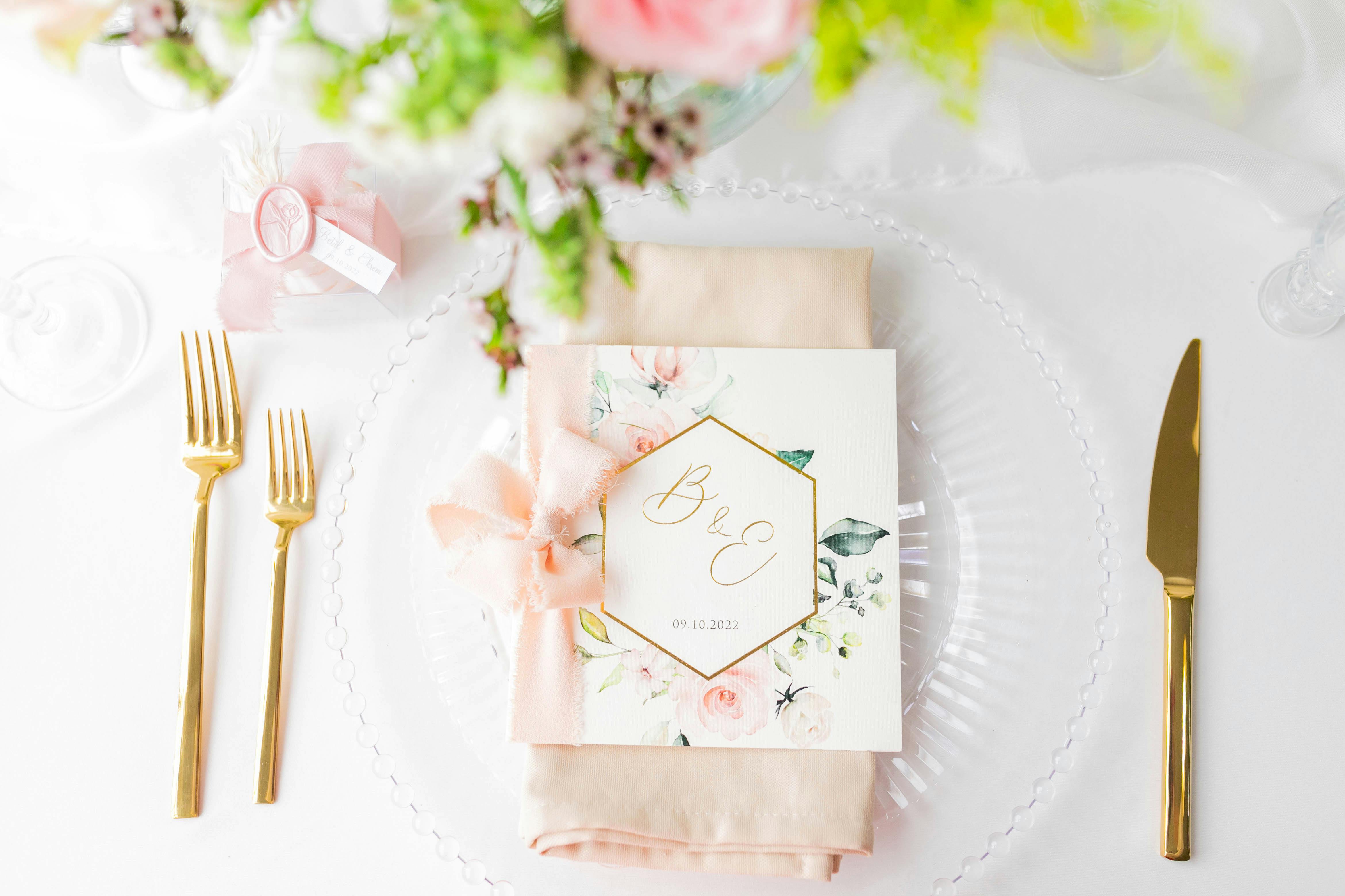 تفاصيل طاولة خطبة أنيقة بدعوة وردية وذهبية