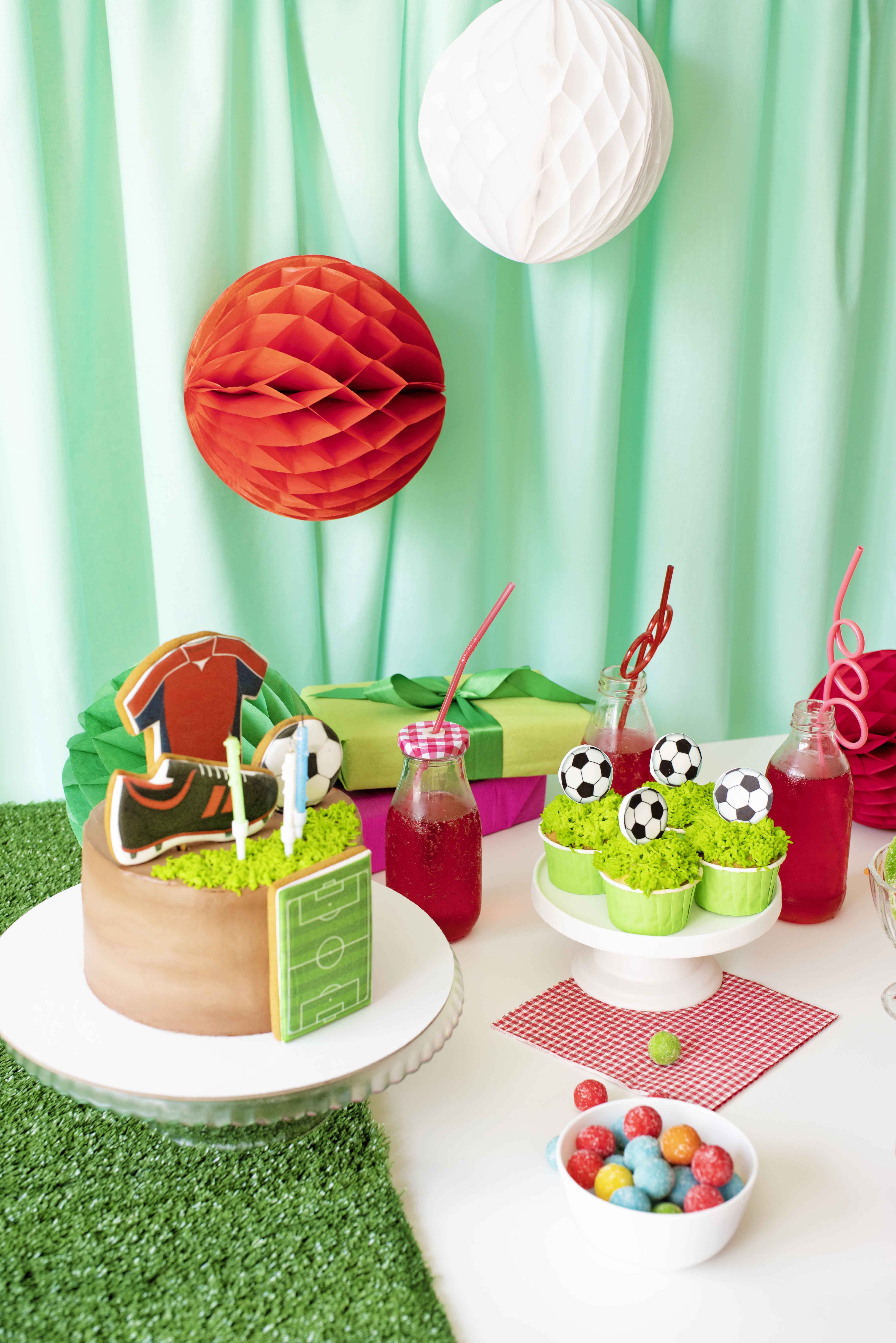 طفل يحتفل بعيد ميلاده بزي فريق كرة قدم وسط ديكور بثيم كروي مميز