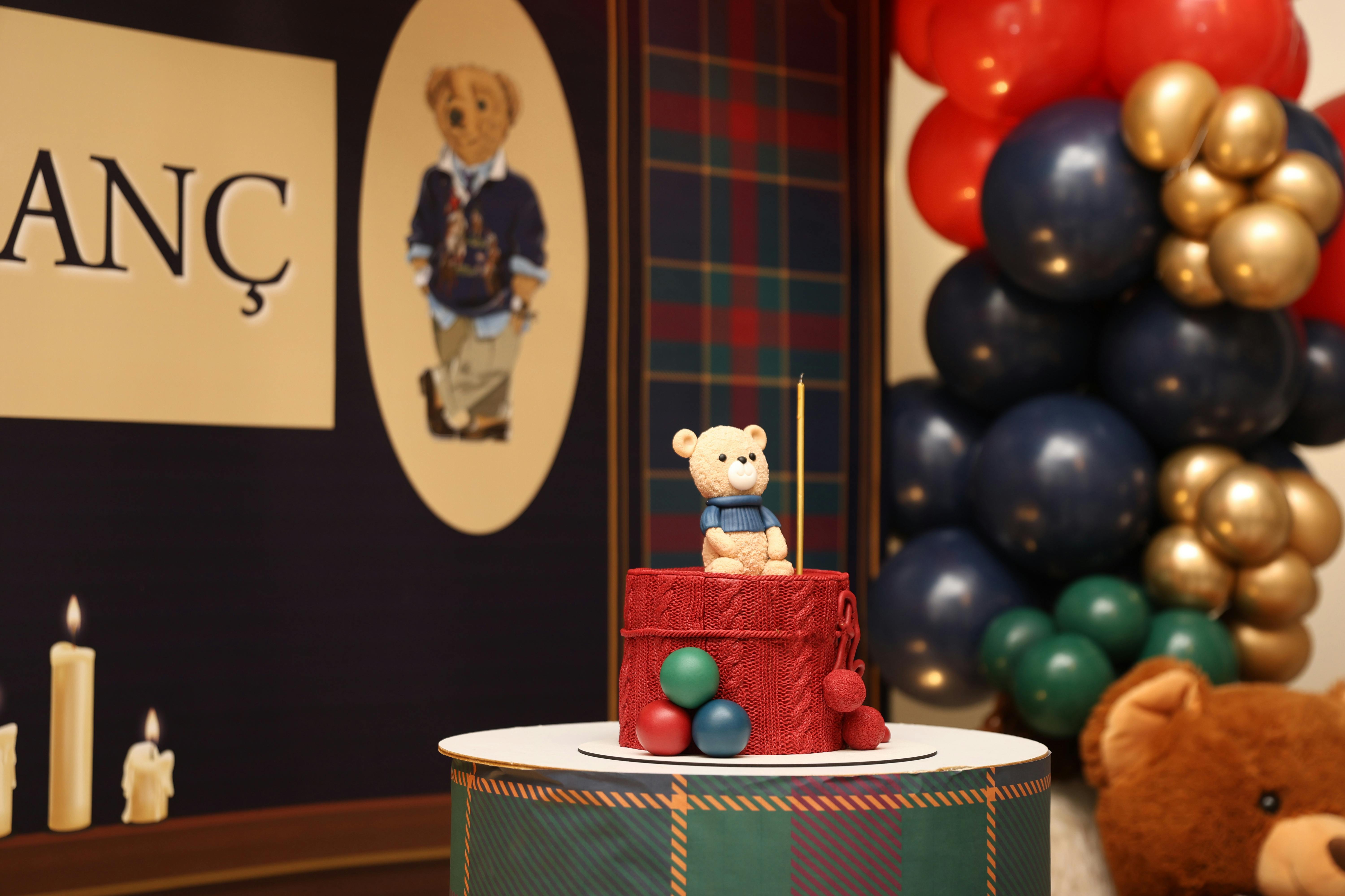 تنسيق حفلة عيد ميلاد بالوان داكنة رسمية 